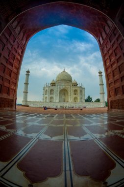 Agra, Hindistan - 20 Eylül 2017: Güzel Taj Mahal büyük bir kapıdan görünümüdür AGRA Hint şehir Uttar Yamuna Nehri'nin güney yakasında bir Fildişi-beyaz mermer Türbesi