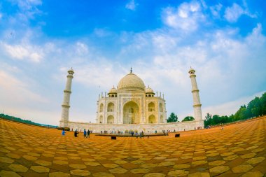 Agra, Hindistan - 20 Eylül 2017: Güzel Taj Mahal görünümüdür Agra, Uttar Pradesh, balık göz etkisi Hint şehirde Yamuna Nehri'nin güney yakasında bir Fildişi-beyaz mermer Türbesi