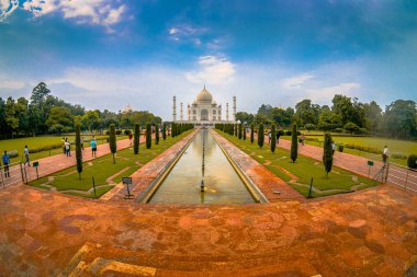 Agra, Hindistan - 20 Eylül 2017: yürüyüş ve güzel Taj Mahal fotoğraflarını tanımlanamayan kişidir Hint Yamuna Nehri'nin güney yakasında bir Fildişi-beyaz mermer Türbesi