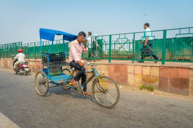 Agra, Hindistan - 19 Eylül 2017: Kimliği belirsiz bir motosiklet, Agra, Hindistan merkezi Hindistan'da sokaklarda rides