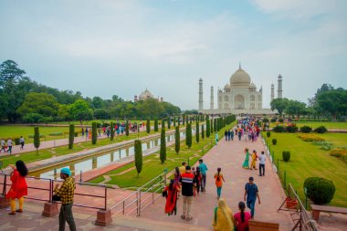 Agra, Hindistan - 20 Eylül 2017: yürüyüş ve güzel Taj Mahal zevk tanımlanamayan kişidir AGRA Hint şehir Yamuna Nehri'nin güney yakasında bir Fildişi-beyaz mermer Türbesi
