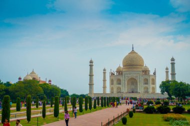 Agra, Hindistan - 20 Eylül 2017: yürüyüş ve güzel Taj Mahal zevk tanımlanamayan kişidir AGRA Hint şehir Yamuna Nehri'nin güney yakasında bir Fildişi-beyaz mermer Türbesi
