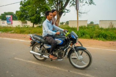 Agra, Hindistan - 19 Eylül 2017: Kimliği belirsiz erkek rides bir motosiklet ve onun arkadaşı Agra, Hindistan merkezi Hindistan'da sokaklarda byke