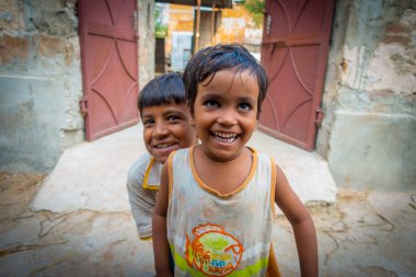 Jaipur, Hindistan - 20 Eylül 2017: Güzel grup gülümseyen ve Hindistan'da Jaipur şehirde sokakta oynayan çocuk portresi