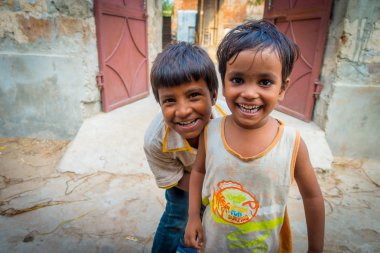 Jaipur, Hindistan - 20 Eylül 2017: Güzel grup gülümseyen ve Hindistan'da Jaipur şehirde sokakta oynayan çocuk portresi