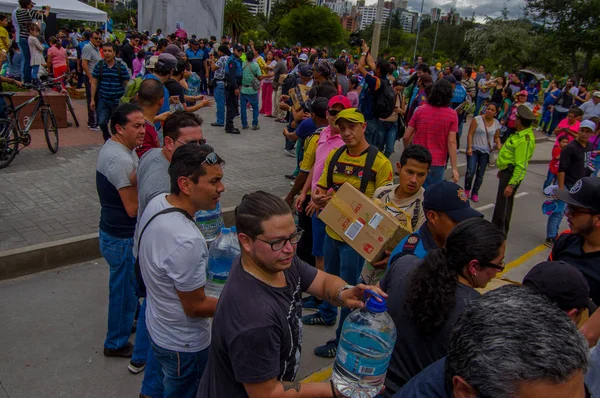 Quito, Équateur - 17 avril 2016 : Des citoyens non identifiés de Quito fournissent de la nourriture, des vêtements, des médicaments et de l'eau de secours aux sinistrés du tremblement de terre sur la côte — Photo