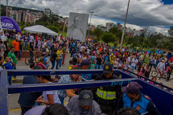 Quito, Ekwador - 17 kwietnia 2016: Niezidentyfikowany wolontariuszy Quito zapewniając disaster relief jedzenie, ubrania, medycyny i wody dla ofiar trzęsienia ziemi na wybrzeżu — Zdjęcie stockowe