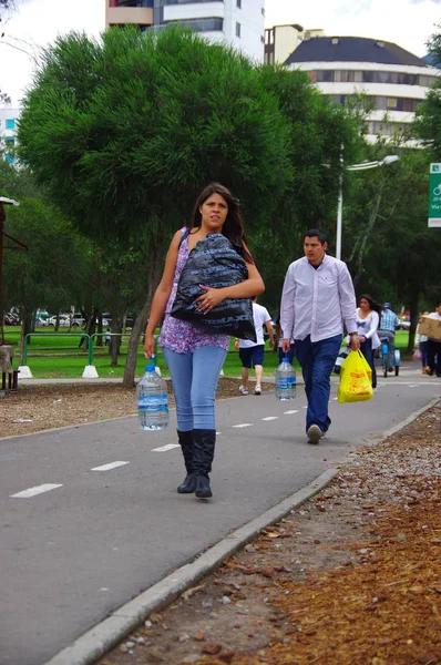 Quito, Ekvator - Nisan, 17, 2016: Afet Yardım gıda, giyim, ilaç ve su kıyılarında deprem kurtulanlar için sağlayan kimliği belirsiz kişi Quito