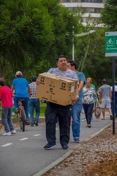 Quito, Ecuador - 17 de abril de 2016: Personas no identificadas que transportan alimentos, ropa, medicinas y agua para sobrevivientes de terremotos en la costa — Foto de Stock