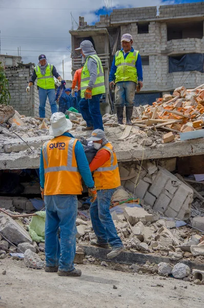 Quito, Ekvator - Nisan, 17, 2016: House şehrin güney kesiminde kurtarma ekipleri ile deprem tarafından yok
