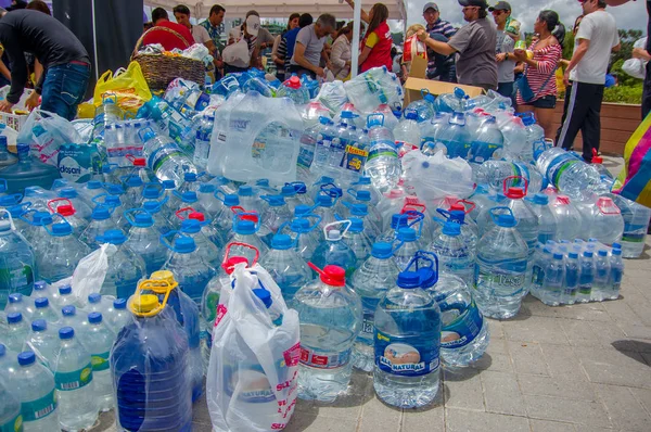 Quito, Ekvator - Nisan, 17, 2016: afet deprem kurtulanlar Coast için kabartma su sağlayan tanımlanamayan vatandaşlar Quito