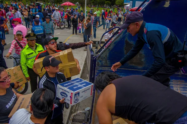Quito, Ekvator - Nisan, 17, 2016: Kalabalık sahil deprem ölüm için Afet Yardım gıda, giyim, ilaç ve su sağlayan insan Quito