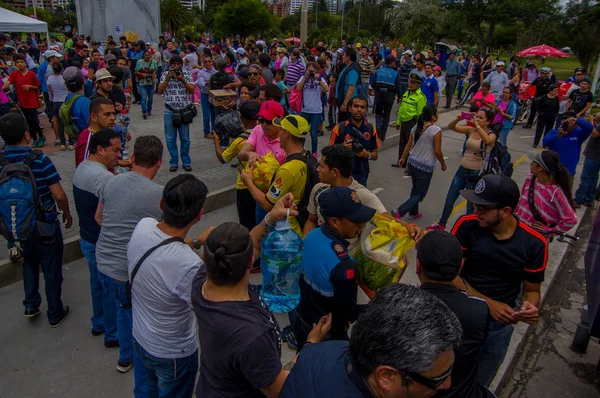 Quito, Ekvator - Nisan, 17, 2016: Kalabalık sahil deprem ölüm için Afet Yardım gıda, giyim, ilaç ve su sağlayan insan Quito