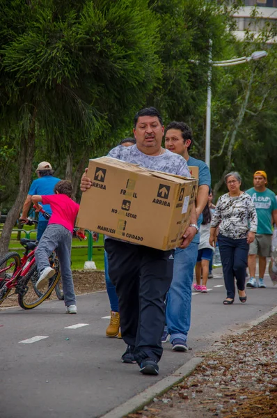 Quito, Ekuador - April, 17, 2016: Orang tak dikenal membawa makanan, pakaian, obat-obatan dan air untuk korban gempa bumi di pantai — Stok Foto