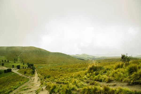 Panoramisch uitzicht op de vulkaan Pichincha, gelegen net aan de zijkant van Quito, in een mistige dag in de top van de berg van de Pichincha in Quito, Ecuador — Stockfoto