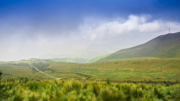 Pichincha, Ekvador 18 Eylül 2017: Pichincha yanardağ, sadece onun Doğu yamaçlarında kaydırılır Quito tarafına yer panoramik manzaraya — Stok fotoğraf