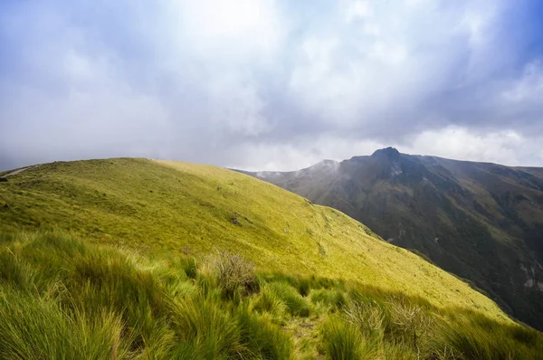 Pichincha, Ekvador 18 Eylül 2017: Pichincha yanardağ, sadece onun Doğu yamaçlarında kaydırılır Quito tarafına yer panoramik manzaraya — Stok fotoğraf