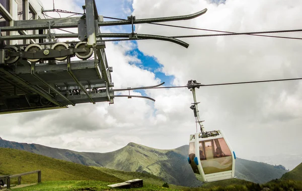 Pichincha, Ecuador 18 de septiembre de 2017: Primer plano de Teleferico de Quito subiendo por la colina verde en un día brumoso, en la cima de la montaña Pichincha, en Quito, Ecuador —  Fotos de Stock