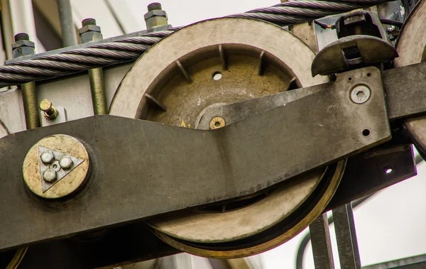 Pichincha, Ecuador, 18 September 2017: Close up van teleferico machine van de metalen structuur waar werkt, in een mistige dag, op de top van de berg van de Pichincha, in Quito, Ecuador — Stockfoto