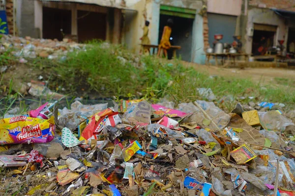 Агра, Сполучені Штати Америки - 19 вересня 2017: Великий сміття купи на вулиці на Агра, Індія. Індія є країною, дуже брудні — стокове фото