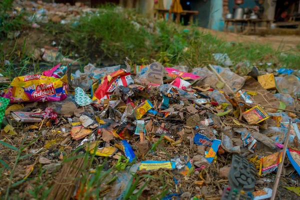 Агра, Сполучені Штати Америки - 19 вересня 2017: Великий сміття купи на вулиці на Агра, Індія. Індія є країною, дуже брудні — стокове фото