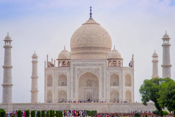 Agra, Hindistan - 20 Eylül 2017: Taj Mahal, Yamuna nehir güney kıyısında bir Fildişi-beyaz mermer Türbesi ile muhteşem bir mavi gökyüzünde güzel manzarayı insan kalabalığı