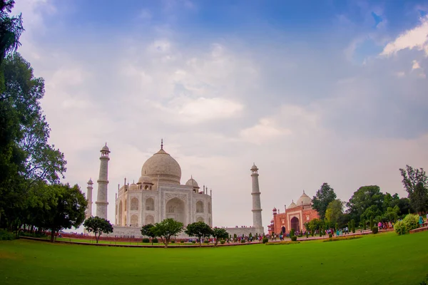 Agra, Hindistan - 20 Eylül 2017: Taj Mahal, Yamuna nehir güney kıyısında bir Fildişi-beyaz mermer Türbesi ile muhteşem bir mavi gökyüzünde güzel manzarayı insan kalabalığı