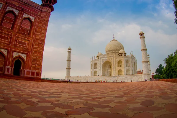 Agra, Hindistan - 20 Eylül 2017: Güzel Taj Mahal görünümüdür Agra, Uttar Pradesh, balık göz etkisi Hint şehirde Yamuna Nehri'nin güney yakasında bir Fildişi-beyaz mermer Türbesi