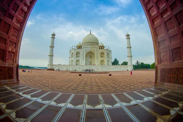 Agra, Hindistan - 20 Eylül 2017: Güzel Taj Mahal büyük bir kapıdan görünümüdür AGRA Hint şehir Uttar Yamuna Nehri'nin güney yakasında bir Fildişi-beyaz mermer Türbesi