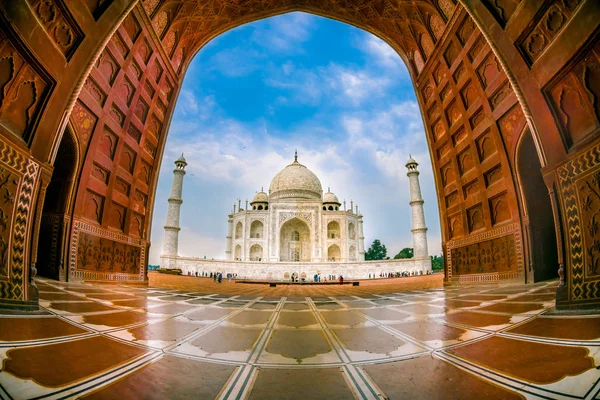 Agra, Indien - 20 September 2017: Vacker utsikt över The Taj Mahal genom en enorm dörr, är en elfenben-vit marmor mausoleum på den södra stranden av floden Yamuna i den indiska staden Agra, Uttar — Stockfoto