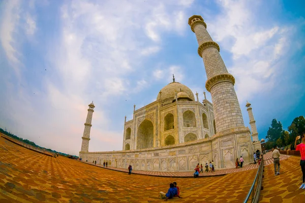 Agra, India - 20 de septiembre de 2017: Hermosa vista del Taj Mahal, es un mausoleo de mármol blanco marfil en la orilla sur del río Yamuna en la ciudad india de Agra, Uttar Pradesh, efecto ojo de pez —  Fotos de Stock