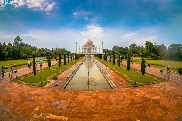 Agra, Hindistan - 20 Eylül 2017: yürüyüş ve güzel Taj Mahal fotoğraflarını tanımlanamayan kişidir Hint Yamuna Nehri'nin güney yakasında bir Fildişi-beyaz mermer Türbesi