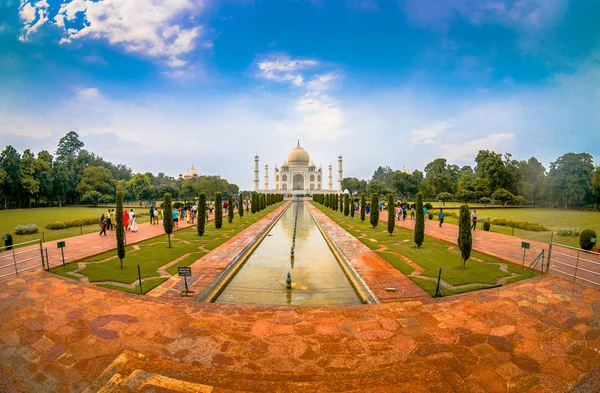 Agra, Índia - 20 de setembro de 2017: Pessoas não identificadas caminhando e tirando fotos do belo Taj Mahal, é um mausoléu de mármore branco marfim na margem sul do rio Yamuna, na Índia — Fotografia de Stock