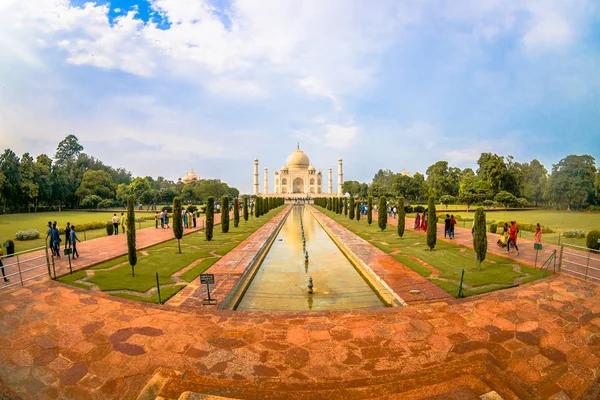 Agra, India - 20 de septiembre de 2017: Personas no identificadas caminando y tomando fotos del hermoso Taj Mahal, es un mausoleo de mármol blanco marfil en la orilla sur del río Yamuna en la India —  Fotos de Stock