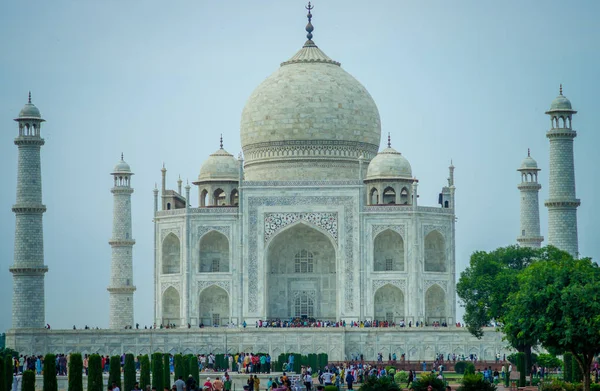 Agra, Hindistan - 20 Eylül 2017: Taj Mahal, Yamuna nehir güney kıyısında bir Fildişi-beyaz mermer Türbesi ile muhteşem bir mavi gökyüzünde güzel manzarayı insan kalabalığı