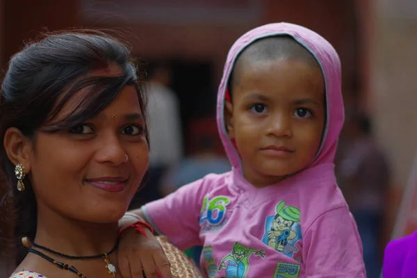 Agra, India - 2017. szeptember 20.: Portré egy szép kamasz gazdaság ő kis húga, a karjukat, látszó-on fényképezőgép India Agra városában — Stock Fotó