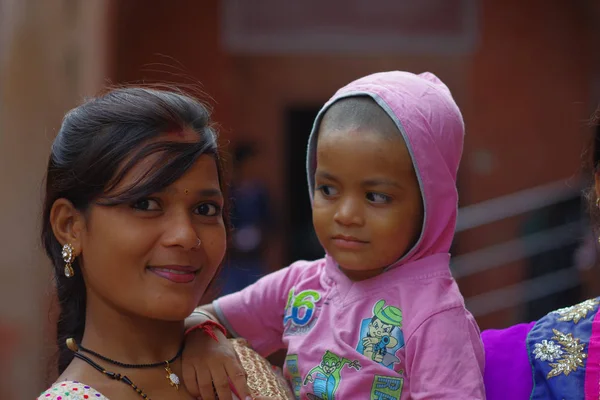 Agra, Indie - 20 září 2017: Portrét krásného mladíka drží svou malou sestru v náručí, při pohledu na fotoaparát ve městě Agra v Indii — Stock fotografie