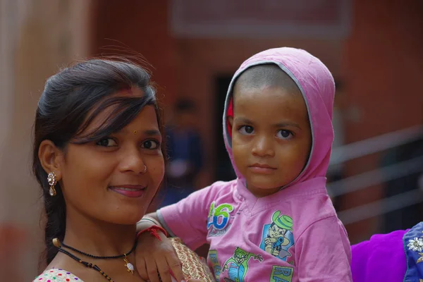 Agra, Inde - 20 septembre 2017 : Portrait d'une belle adolescente tenant sa petite sœur dans leurs bras, regardant une caméra dans la ville d'Agra en Inde — Photo