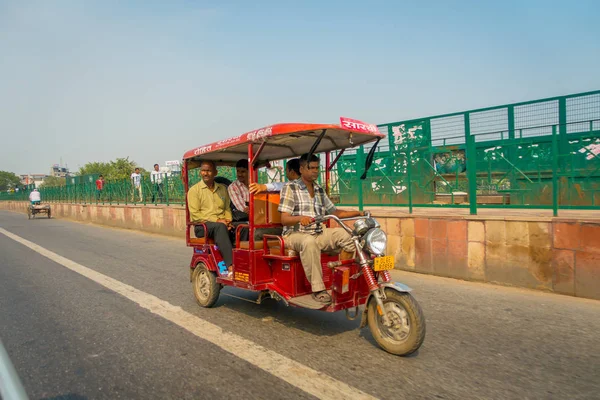 Agra, Indie - 19 września 2017: Niezidentyfikowany mężczyzna jedzie na motocyklu, na ulicach w Indie w Agra, Indie — Zdjęcie stockowe