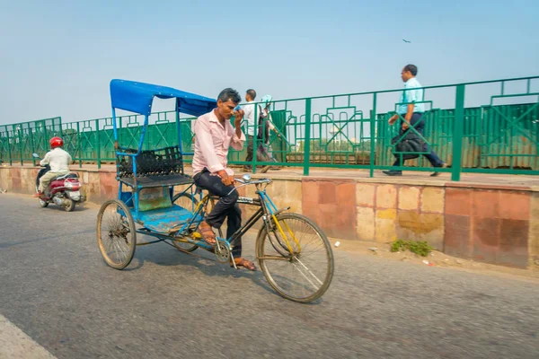 Agra, Hindistan - 19 Eylül 2017: Kimliği belirsiz bir motosiklet, Agra, Hindistan merkezi Hindistan'da sokaklarda rides