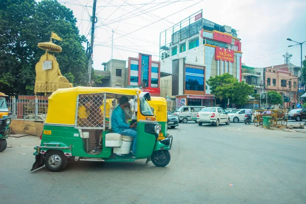 AGRA, INDE - 19 SEPTEMBRE 2017 : Un homme non identifié conduit une moto dans les rues du centre de l'Inde à Agra, en Inde — Photo