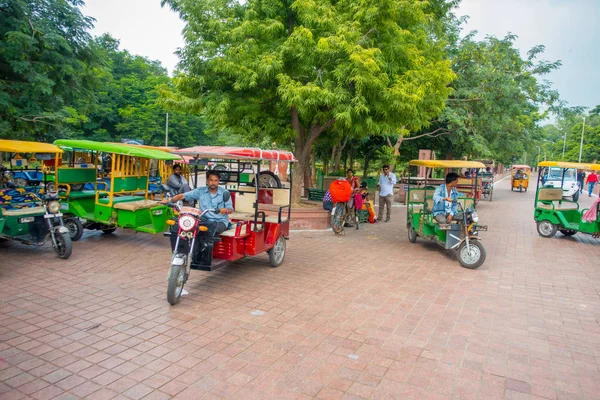 Agra, indien - 19. september 2017: ein unbekannter mann, der in der nähe eines motorrads unterwegs ist, stoppt auf den straßen in mittelindien in agra, indien — Stockfoto