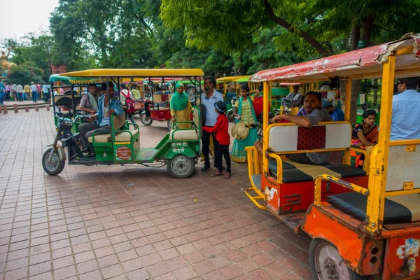 Agra, indien - 19. september 2017: unbekannte touristen, die einen öffentlichen motorradtransport auf den straßen in zentralindien in agra, indien — Stockfoto