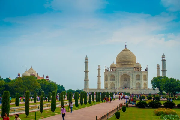Agra, Hindistan - 20 Eylül 2017: yürüyüş ve güzel Taj Mahal zevk tanımlanamayan kişidir AGRA Hint şehir Yamuna Nehri'nin güney yakasında bir Fildişi-beyaz mermer Türbesi