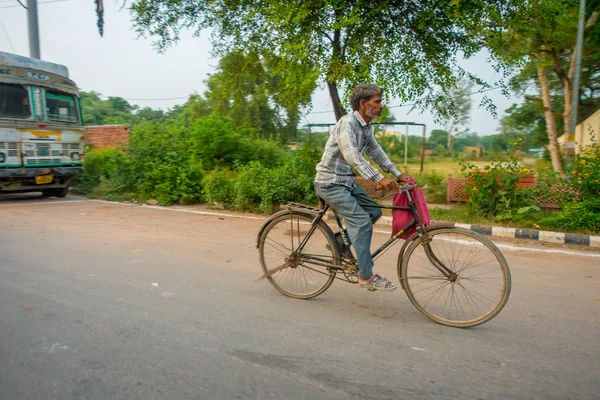 AGRA, INDIA - 19 SETTEMBRE 2017: Uomini non identificati in bicicletta per le strade dell'India centrale ad Agra, India — Foto Stock