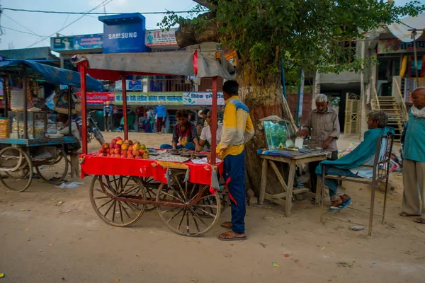 AGRA, INDIA - 19 de septiembre de 2017: Un hombre no identificado vende comida en las calles de la ciudad central de Agra, India — Foto de Stock