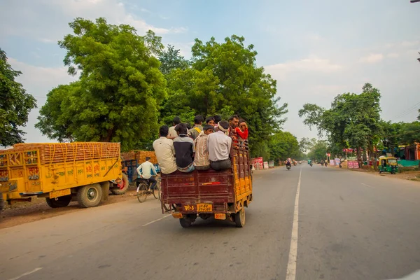 AGRA, ÍNDIA - SETEMBRO 19, 2017: Multidão de pessoas na parte de trás de um carro nas ruas da cidade central de Agra, Índia — Fotografia de Stock