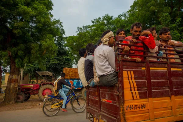 AGRA, INDIA - SEPTEMBER 19, 2017: Crowd of people in the back part of a car in the streets in central city in Agra, India — Stock Photo, Image