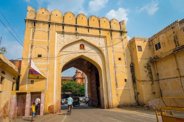JAIPUR, INDIA - 19 SETTEMBRE 2017: Persone non identificate che guidano moto e biciclette e guidano auto attraverso il City Palace, un complesso di palazzi a Jaipur, Rajasthan, India — Foto Stock
