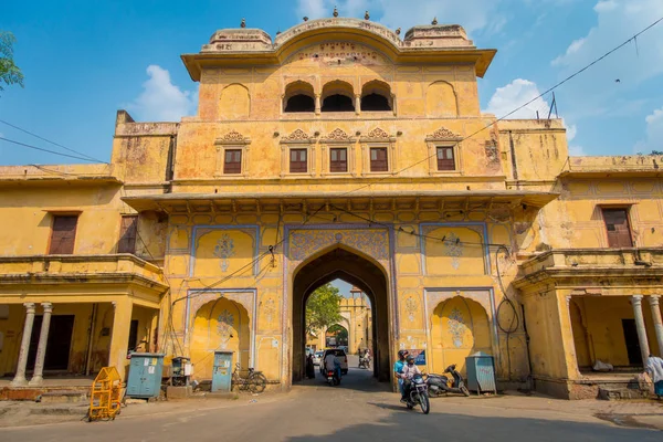 Jaipur, Hindistan - 19 Eylül 2017: motosiklet ve bisiklet sürme ve arabalar City Palace, Jaipur, Rajasthan, Hindistan karmaşık bir saray ile tanımlanamayan kişi